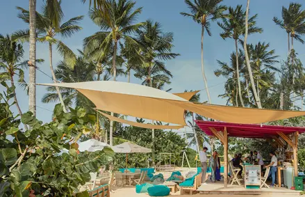 Ambiente de bar de playa junto al mar