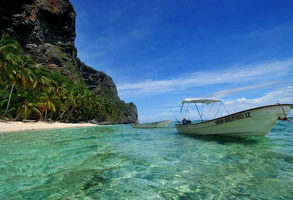 Playa Frontón vertical cliff and coral reef